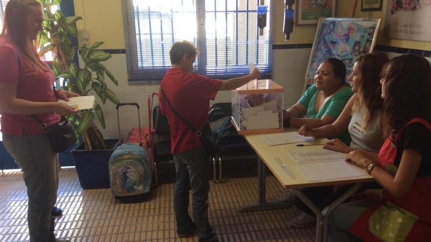 Votación en el colegio Lope de Vega de Torrent.