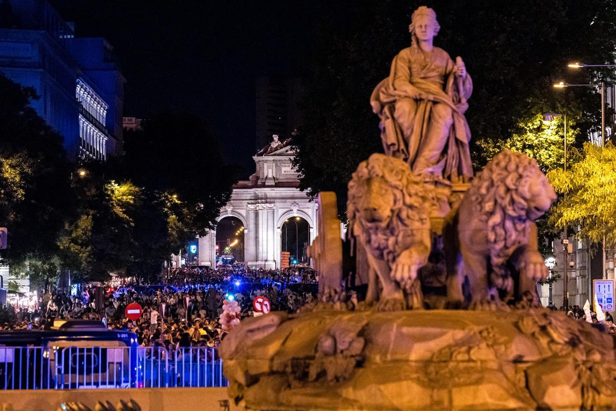 Centenares de aficionados celebran la victoria del Real Madrid en la final de la Champions League, en la plaza de Cibeles, a 1 de junio de 2024, en Madrid (España).