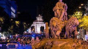 Centenares de aficionados celebran la victoria del Real Madrid en la final de la Champions League, en la plaza de Cibeles, a 1 de junio de 2024, en Madrid (España).