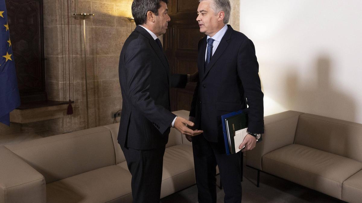 El president de la Generalitat, Carlos Mazón, recibió ayer la memoria de la Fiscalía de la Comunitat Valenciana de 2023 de manos del Fiscal Superior, José Francisco Ortiz Navarro.