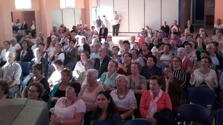 Asistentes a la fiesta de mayores, ayer, en Tarrío.