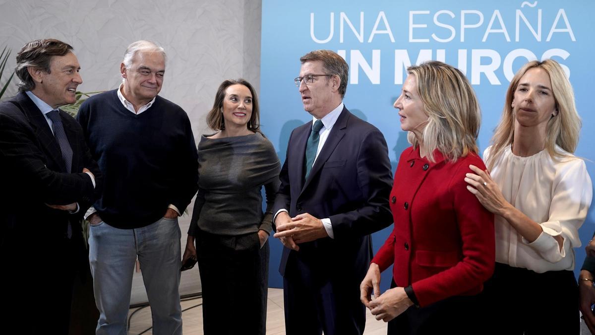 Alberto Núñez Feijóo con parte de su dirección en el balance de fin de año.