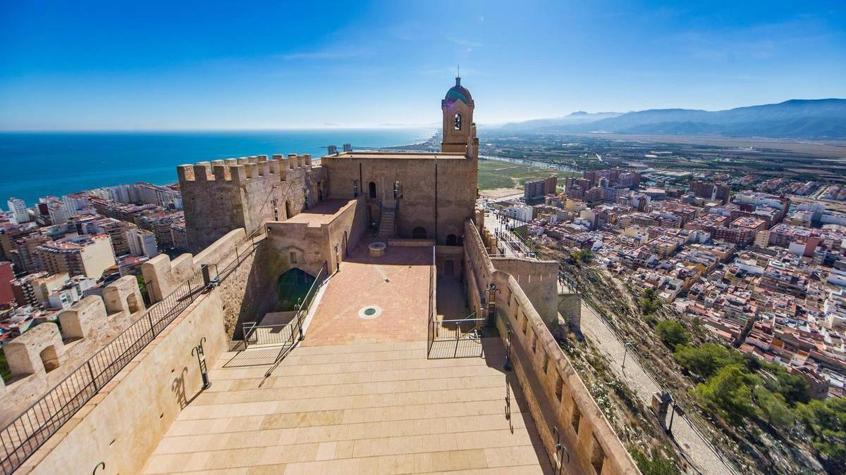 Una imagen del castillo de Cullera con la ciudad a sus pies.