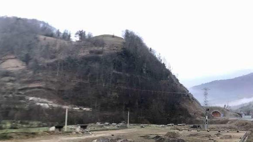 El antiguo campo de fútbol de arena en Rozá (Cabañaquinta).