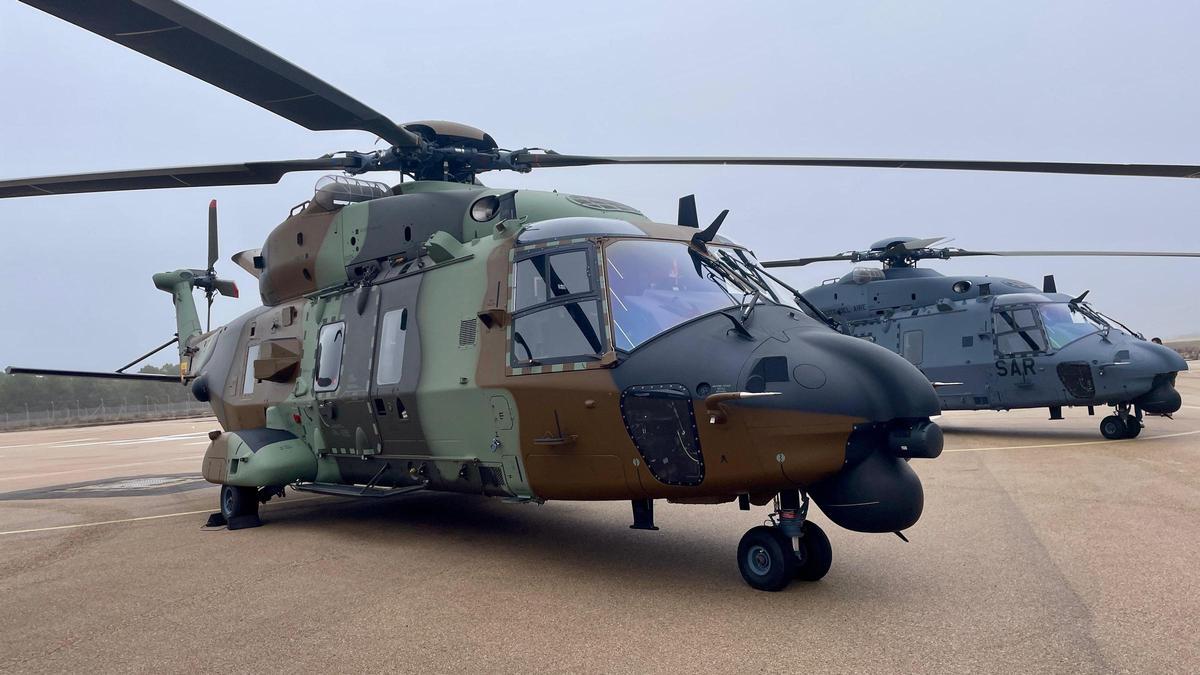 Dos helicópteros NH90, uno para el Ejército de Tierra y otro para el del Aire, en la pista de la factoría de Airbus en Albacete este jueves