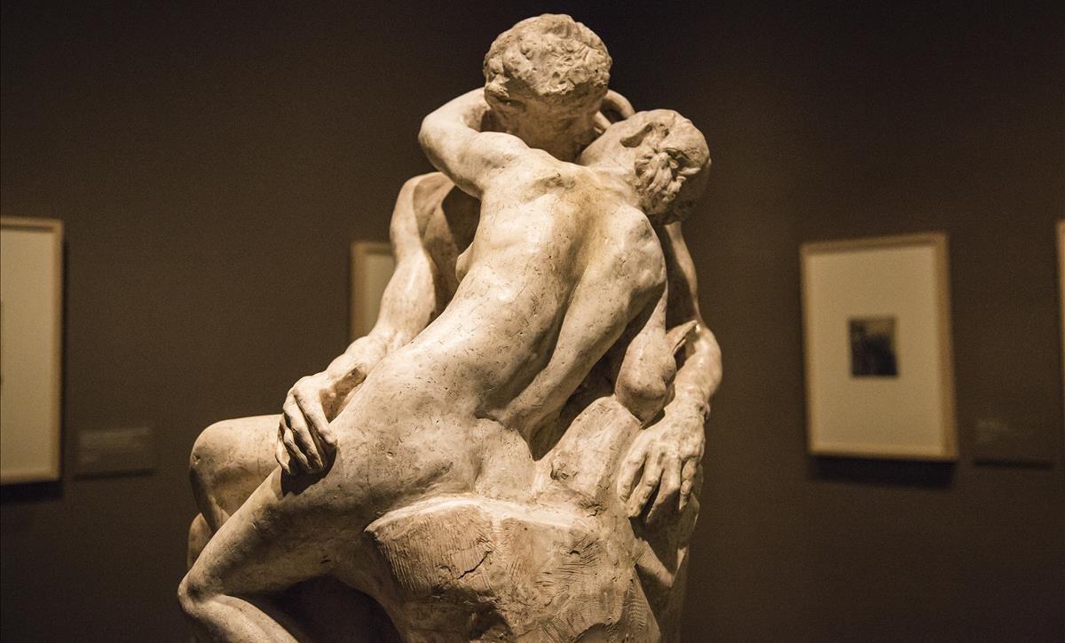 Una de las muchas versiones en yeso que Rodin realizó de ’El beso’.
