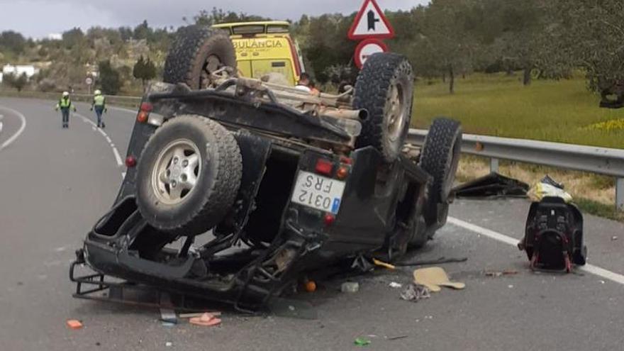 Un padre y su hijo de tres años, en estado crítico tras una colisión frontal entre dos coches en una carretera de Ibiza