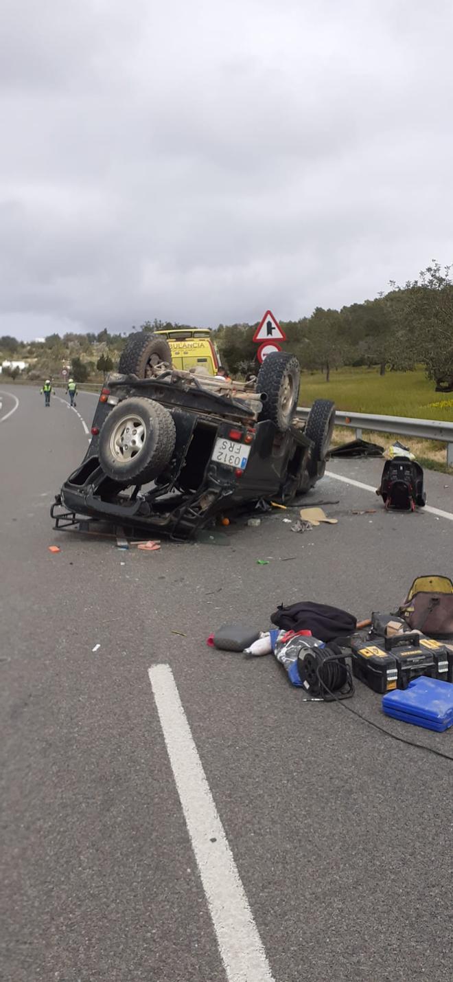 Un padre y su hijo de tres años, graves pero estables tras una colisión frontal entre dos coches en una carretera de Ibiza