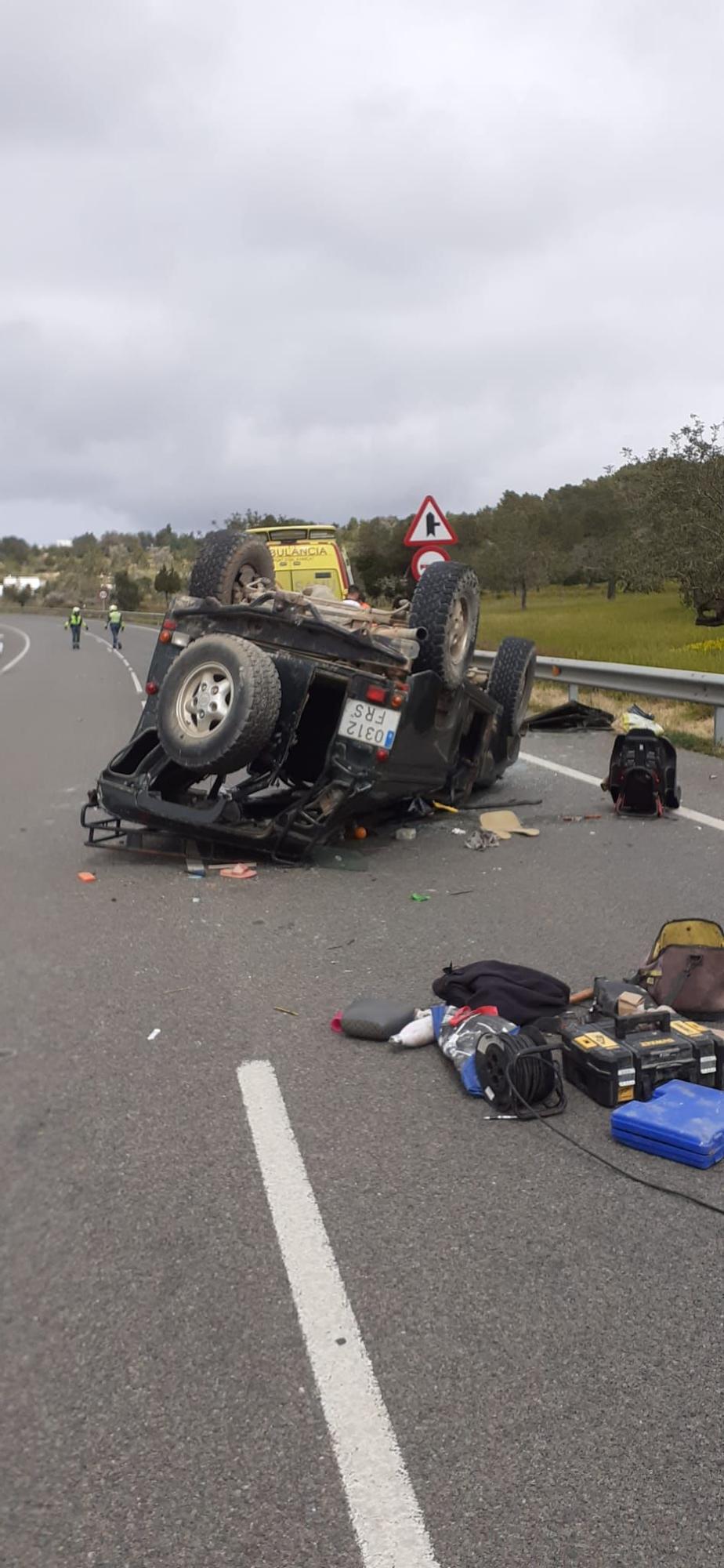 Un padre y su hijo de tres años, en estado crítico tras una colisión frontal entre dos coches en una carretera de Ibiza