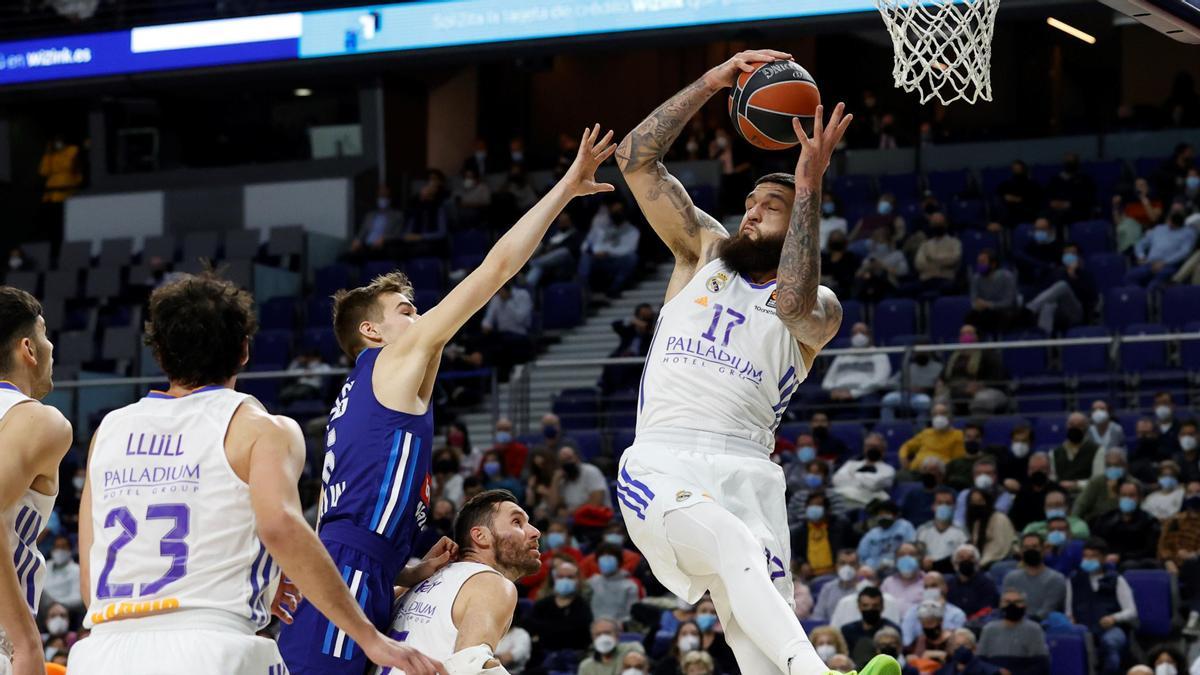 El pivot francés del Real Madrid, Vicent Poirier (d), captura un rebote ante el Alba Berlín.