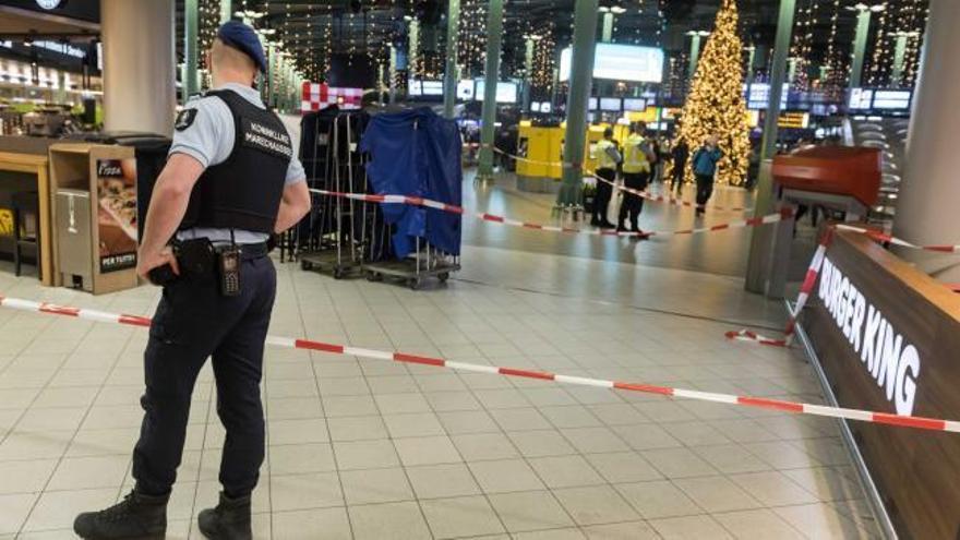 La Policía dispara a un hombre con un cuchillo en el aeropuerto de Ámsterdam