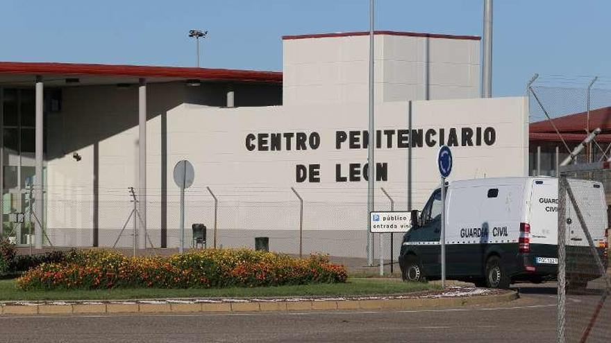 El furgón que trasladó a Oubel, a su llegada a León. // Diario de León