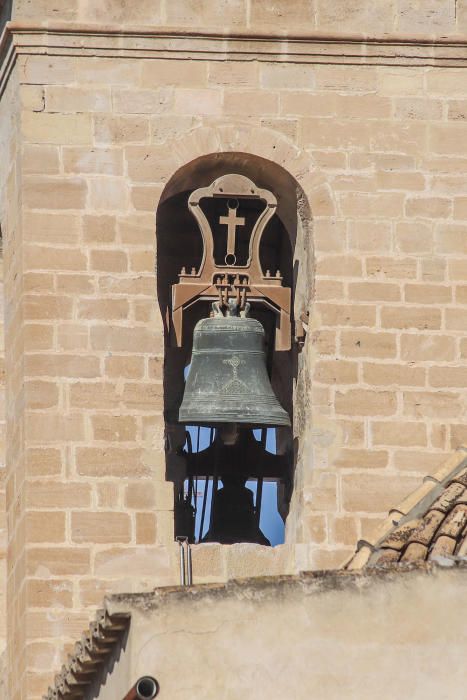 Imágenes de los campanarios de Santiago el Mayor, Catedral y Nuestra Señora de Monserrate en Orihuela y San Martín de Callosa. El Consell ha protegido como BIC sus campanas góticas.