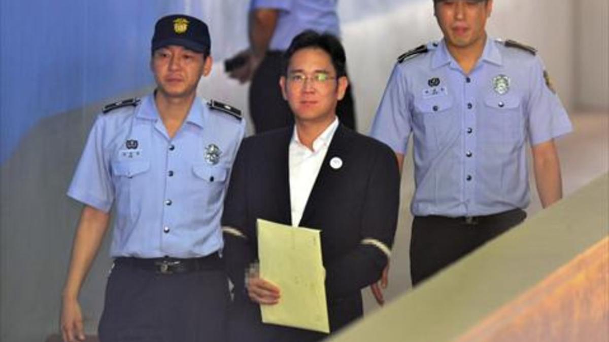 Lee Jae-yong 8El heredero del grupo Samsung es conducido por dos agentes a un tribunal de Seúl.