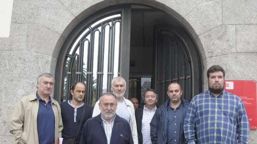 Extrabajadores de la fábrica de armas, en la Delegación. víctor echave