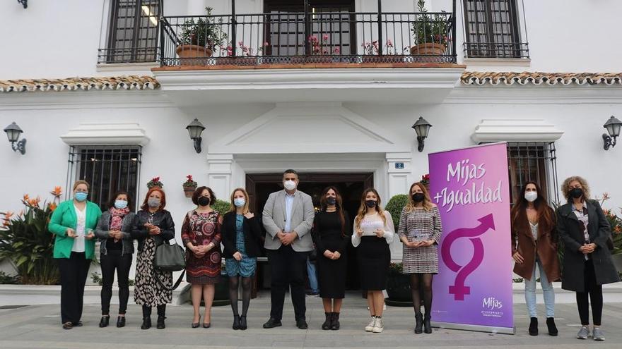 El alcalde de Mijas, Josele González, con las mujeres galardonadas.