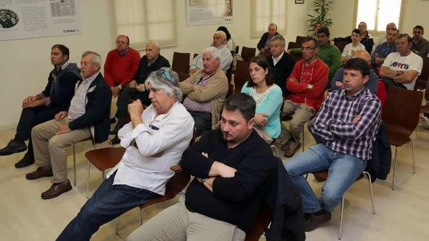 Participantes en la asamblea celebrada ayer en O Grove. // Muñiz