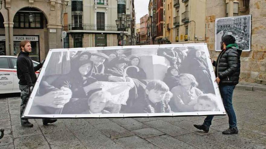 Colocación de fotografías en el Ayuntamiento Viejo.