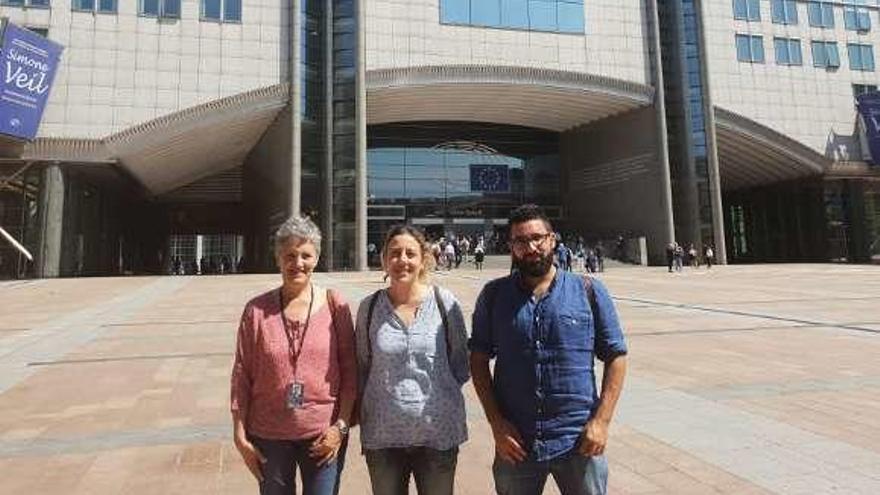 Lidia Senra, Ánxela Vizoso y Tomás Hermelo, ayer en Bruselas. // FdV