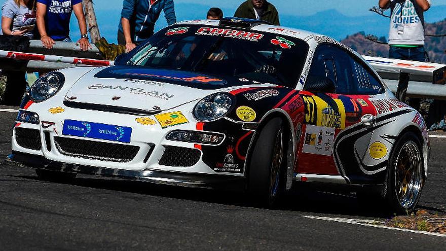 Iván Armas, con su Porsche, en un momento de la Subida a Tejeda, disputada ayer.