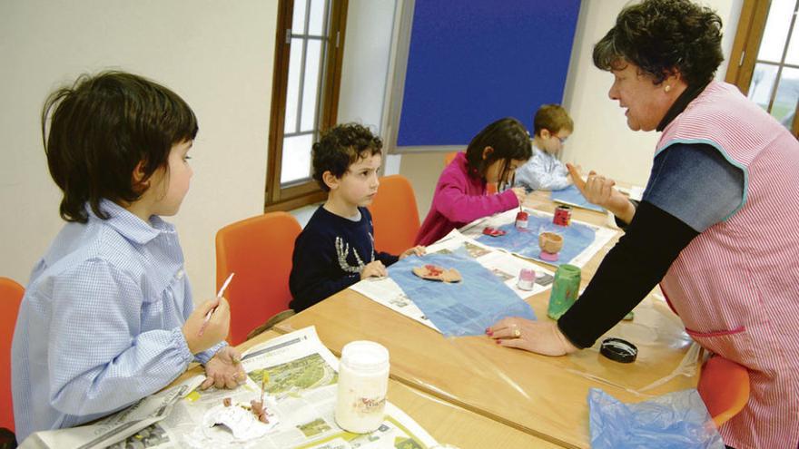 Victoria González enseña a Mateo Linares, Unai y Ainara Sánchez e Iyán Díaz .