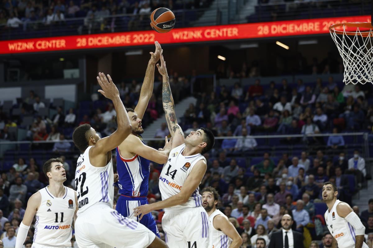 MADRID, 10/11/2022.- Los jugadores del Real Madrid Tavares (2i) y Gabriel Deck (c) luchan por la bola con el turco Dogus Balbay (3i), del Anadolu Efes, durante el partido de la 7ª jornada de la EuroLiga de baloncesto que Real Madrid y Anadolu Efes disputan este jueves en el WiZink Center, en Madrid. EFE/ Rodrigo Jiménez