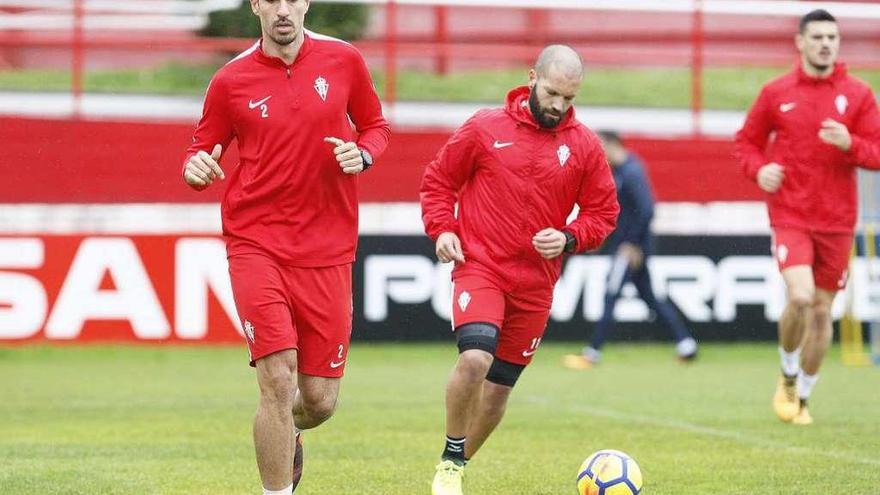 Por la izquierda, Xandao, Lora y Sergio, entrenándose ayer en el campo número 2 de Mareo.