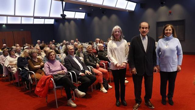 De izquierda a derecha, de pie, Ana Cristina Tolivar Alas, Emilio Casares Rodicio y Begoña García-Tamargo, en el Club LA NUEVA ESPAÑA.
