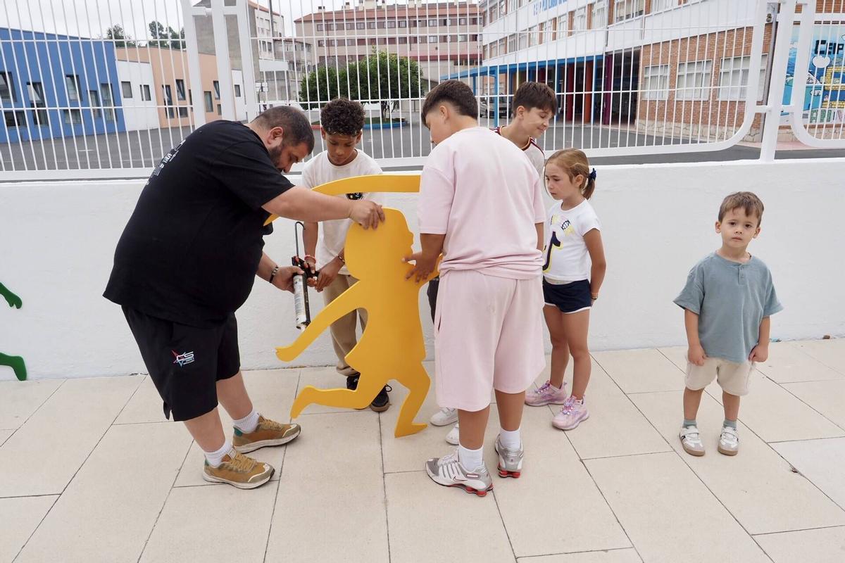 Colocación de una de las siluetas de PVC.