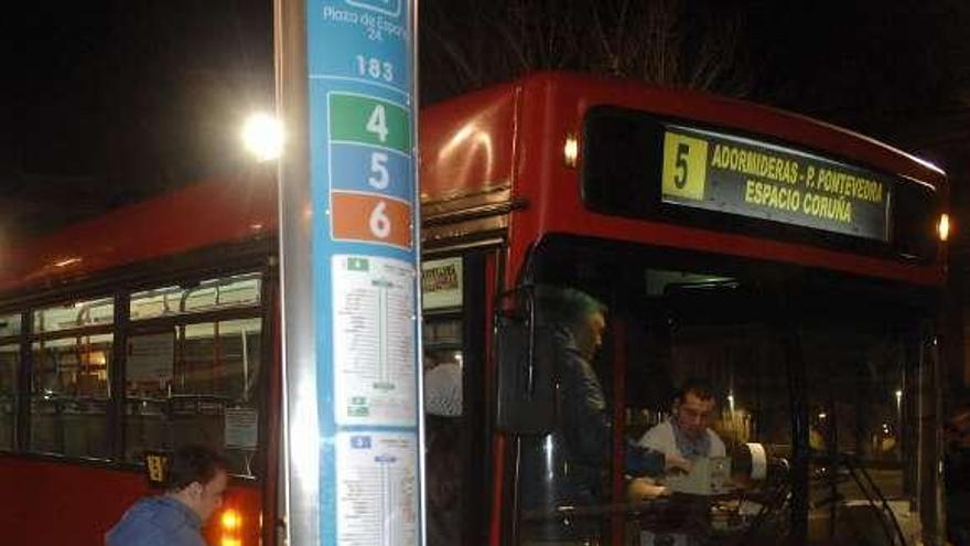 Un autobús urbano coruñés, en una parada de la ciudad. / juan varela