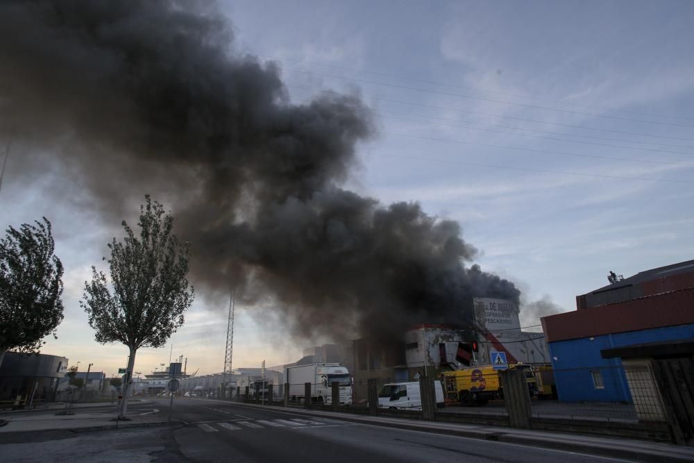 Un incendio en la antigua fábrica de hielo enciende las alarmas en la ciudad