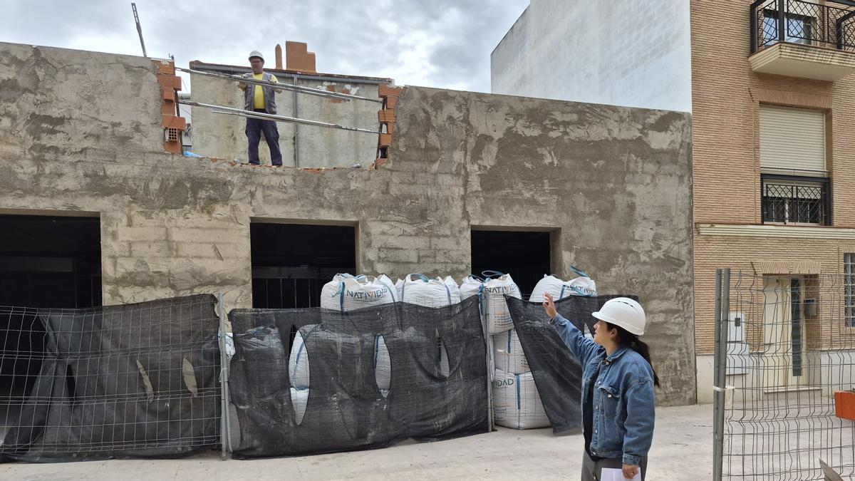 La jefa de la obra, Lola Torrentí, dando instrucciones.
