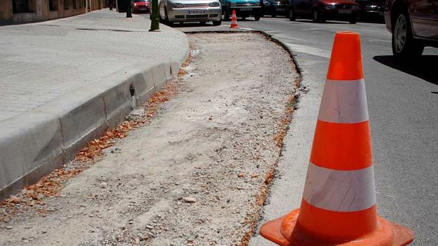 Los trabajadores retiran las antiguas tuberias del solar.