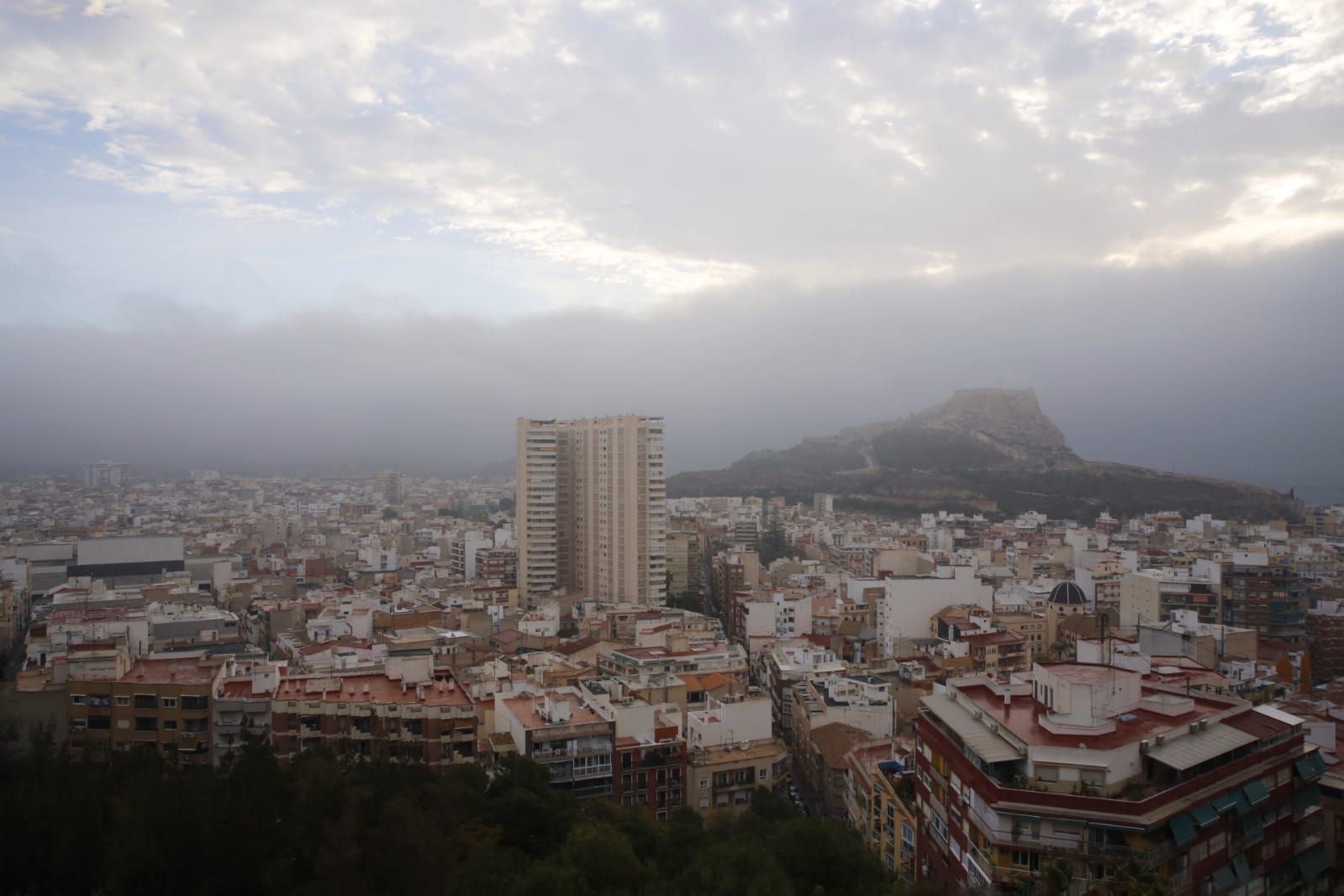 Alicante amanece cubierta de niebla