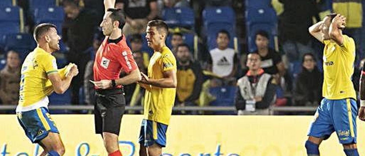 Sagués Oscoz muestra la roja a David García, tras pitar un penalti inexistente a favor del Tenerife, ante Íñigo y Dani.