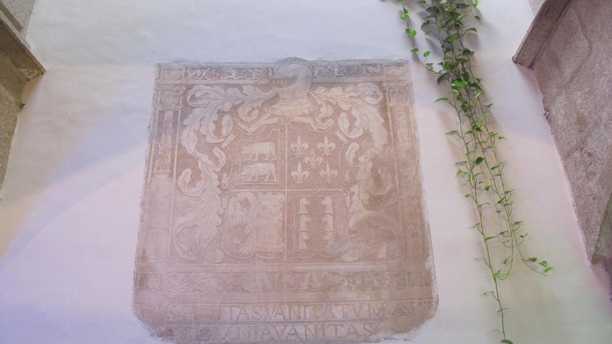 Escudo en esgrafiado en el Palacio de la Isla, con cuarteles de Mogollón, Aldana, Blázquez y Tapia.