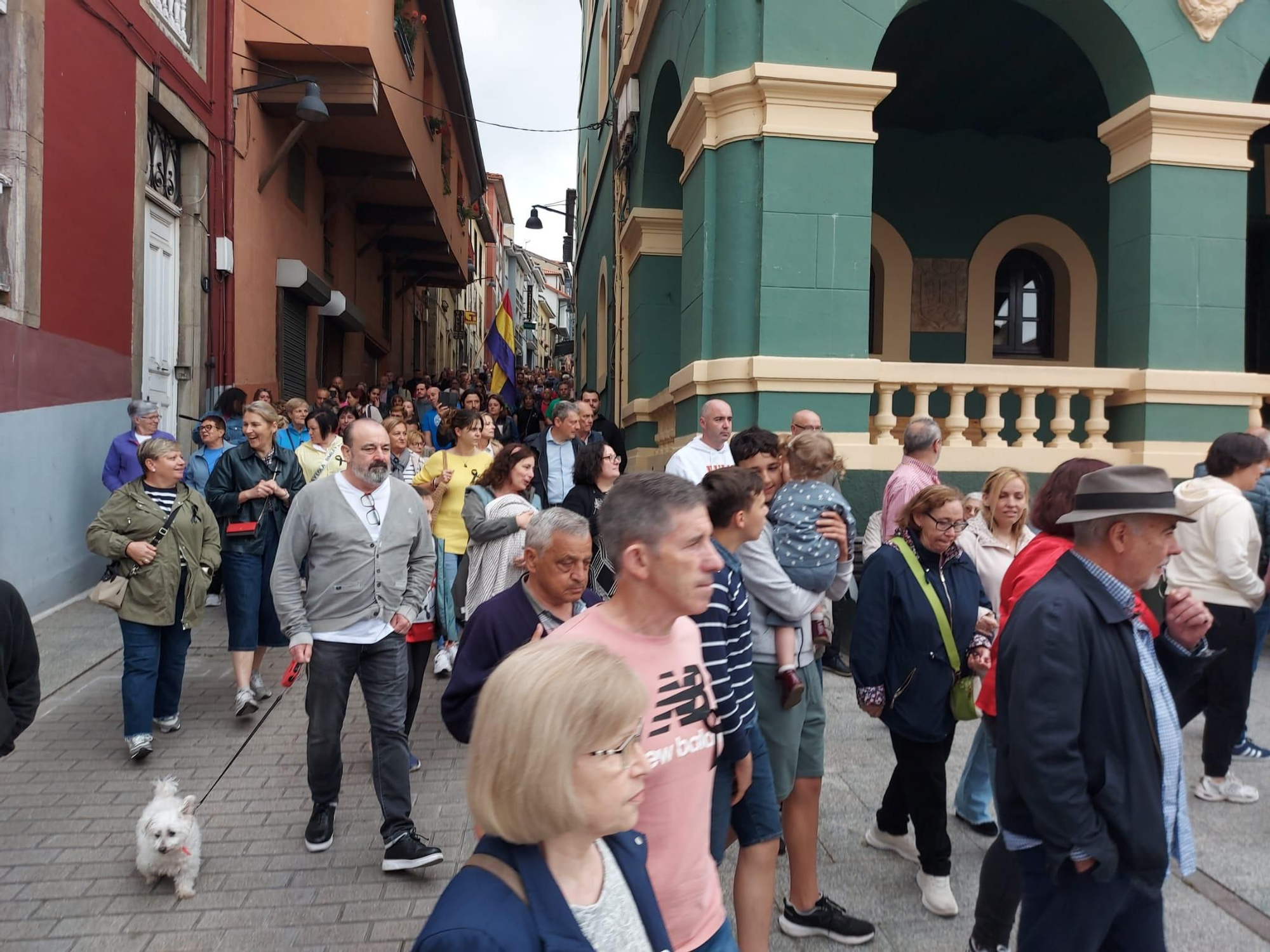 En imágenes: Así fue la manifestación contra el cierre de la Escuela de Música de Tineo