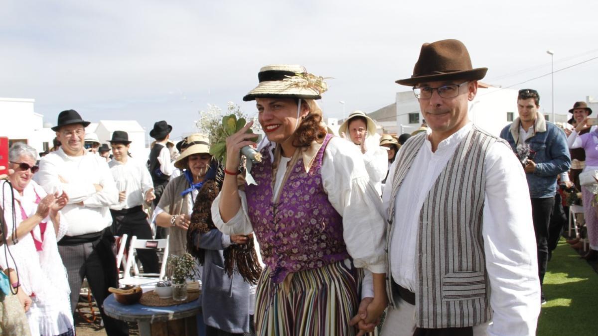 Yazmina Gutiérrez y Heraclio Hernández, en la boda sorpresa que les organizaron amigos y familiares en San Bartolomé.