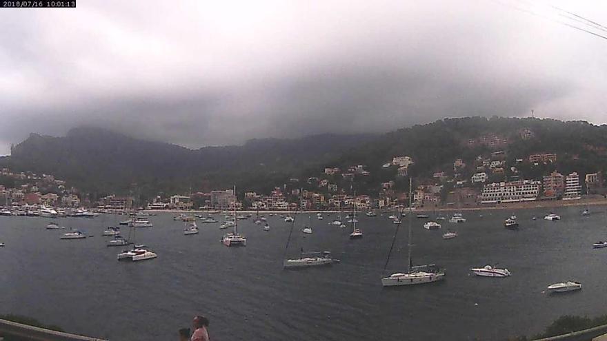 Graue Wolken am Montagmorgen über Port de Sóller.