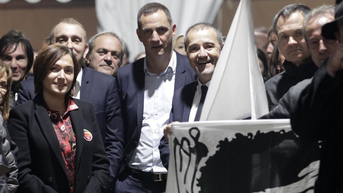 Los candidatos de la coalición nacionalista corsa, junto a una bandera de Córcega en un mitin en Bastia.