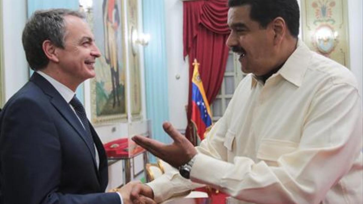 Zapatero saluda a Maduro, en el palacio presidencial de Miraflores, el pasado miércoles en Caracas.