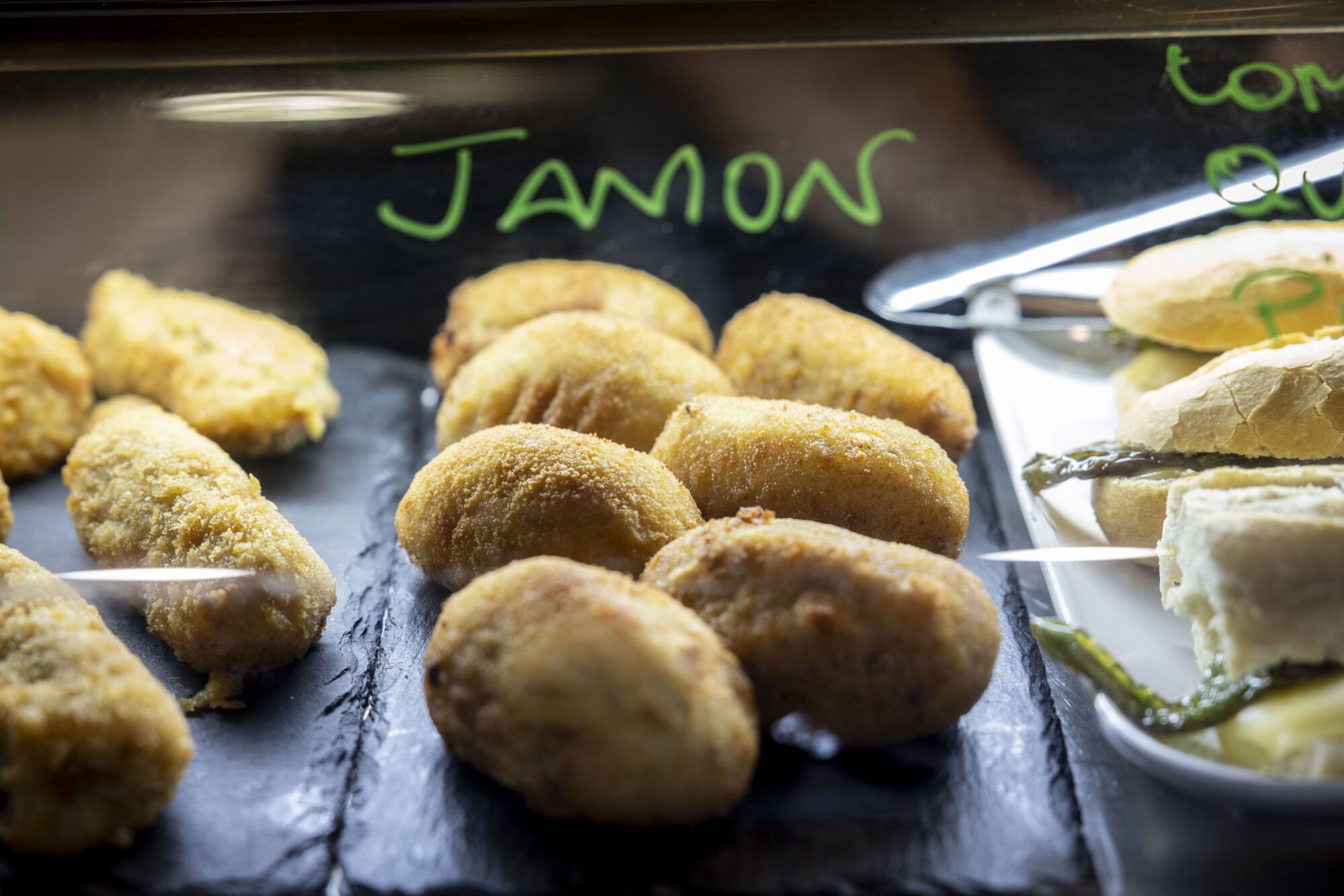 En imágenes | El Rincón de Baro, el bar del Actur que se ha hecho viral por sus tortillas de sabores