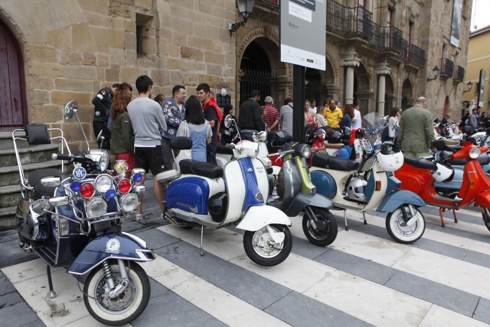 Concentración de Vespas y Lambretas en el Euroyeyé de Gijón