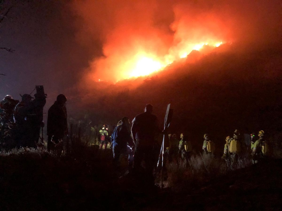 Bomberos forestales y vecinos de San Martín intentan contener el avance de un frente.