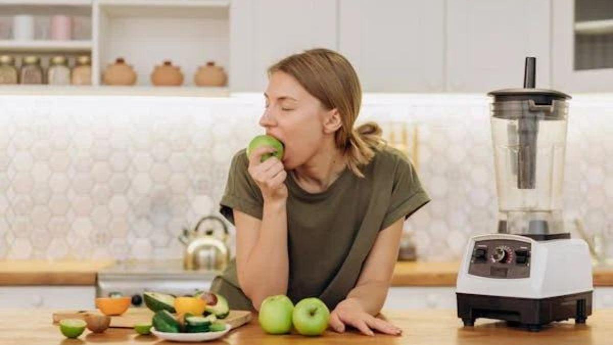 Una persona comiendo