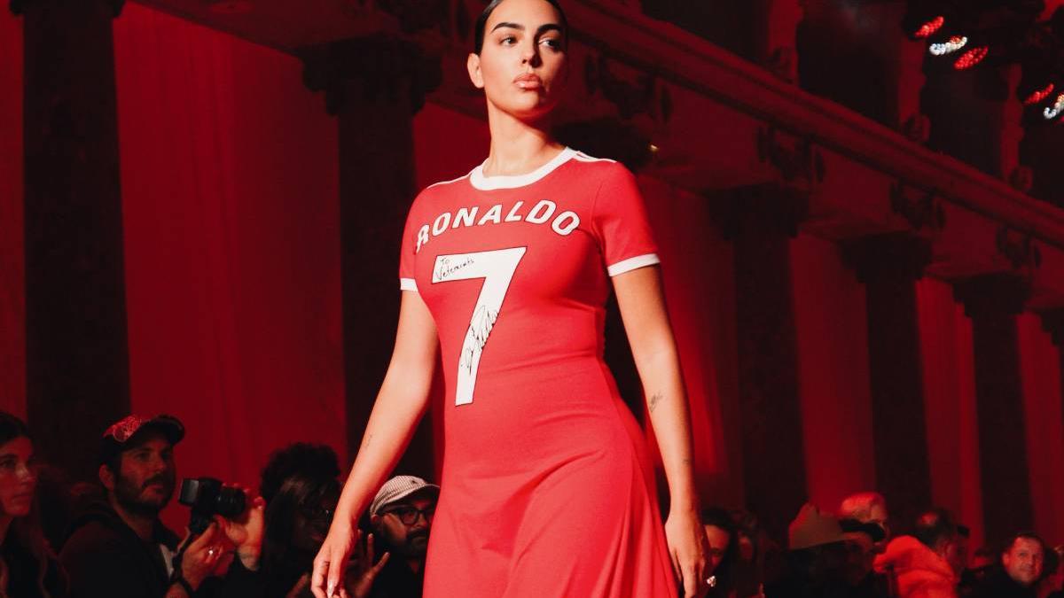 Georgina Rodríguez debuta sobre la pasarela de la Semana de la Moda de París con guiñito a Cristiano Ronaldo