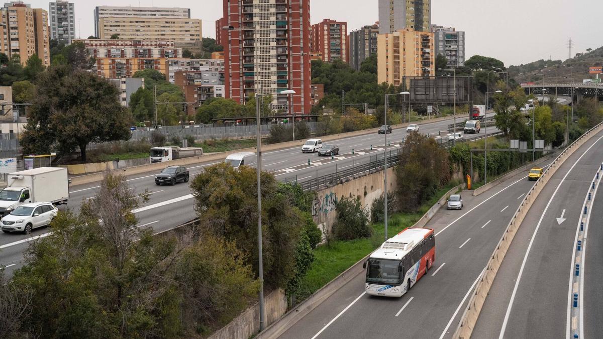 Barcelona. 14/11/2025. SOCIEDAD. Tráfico intenso de autobuses y vehículos en la salida de la Meridiana en dirección al Vallès, en un contexto donde el 47% de los desplazamientos entre ambos territorios ya se realiza en transporte público, a solo tres puntos del objetivo previsto para 2026. Foto: Zowy Voeten / El Periódico