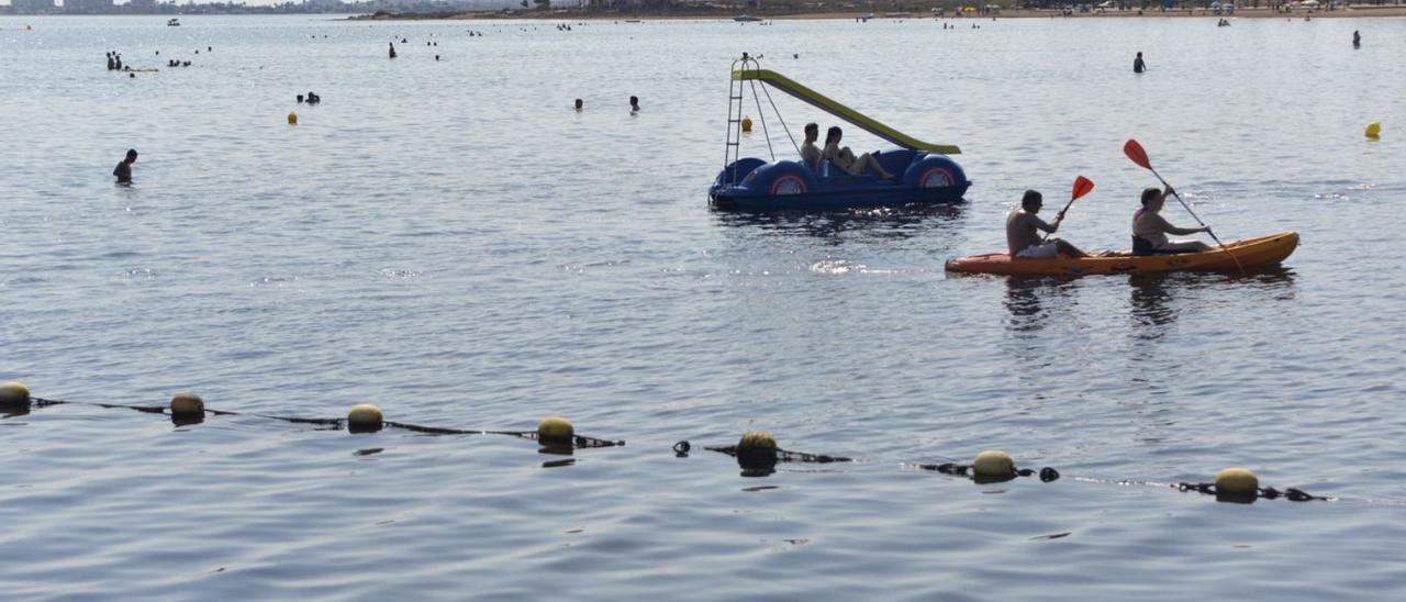 Redes antimedusas en una playa de Cartagena. | URQUÍZAR