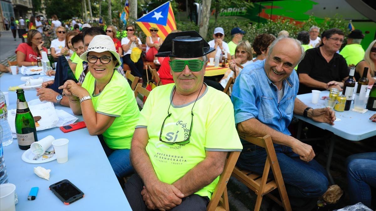 Un participante de la Diada de Barcelona portando un falso tricornio.