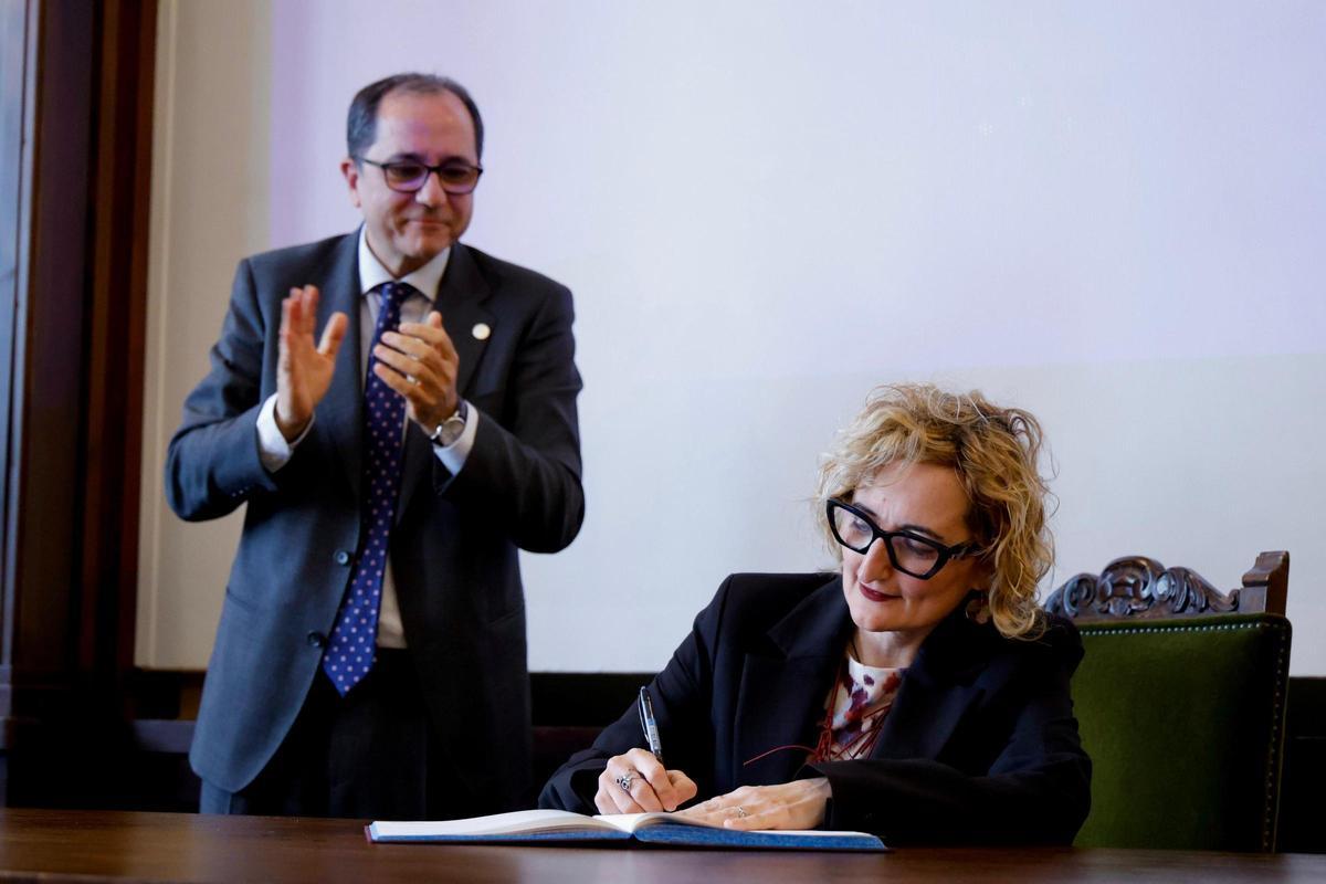 Primer acto oficial de Juan Luis Gandía y su equipo rectoral en al UV